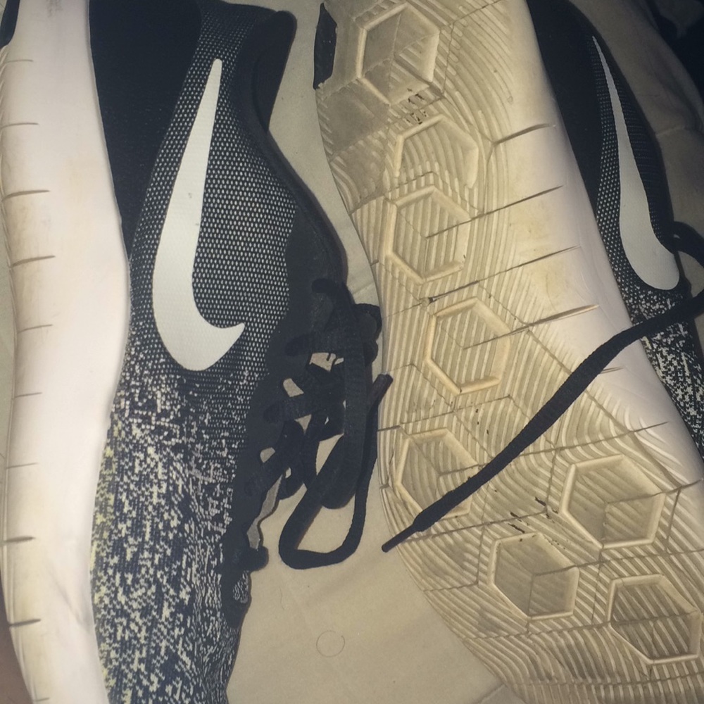 Nike tennis shoes - Picture 2 of 3